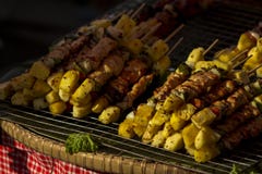 La barbacoa del cerdo se pega con el tomate, la piña y el paprika en b foto de archivo La barbacoa del cerdo se pega con el tomate, la piña y el paprika en b foto de archivo