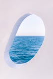 La barca bianca ha sfrigolato finestra sul mare e sul cielo blu immagini stock La barca bianca ha sfrigolato finestra sul mare e sul cielo blu immagini stock