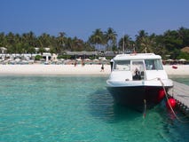 La barca e la spiaggia di sabbia bianca a Raja Island L'isola vicino fotografie stock libere da diritti La barca e la spiaggia di sabbia bianca a Raja Island L'isola vicino fotografie stock libere da diritti