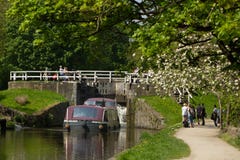 La barca emerge dalla serratura di Hirst, il Yorkshire fotografia stock La barca emerge dalla serratura di Hirst, il Yorkshire fotografia stock