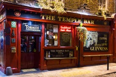 La barra del templo en la noche. Pub irlandés. Dublín La barra del templo en la noche. Pub irlandés. Dublín