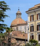 La base du temple est Bellona, la déesse romaine antique de la guerre Près de trois colonnes et de l'église de San Nicola dans Ca images libres de droits La base du temple est Bellona, la déesse romaine antique de la guerre Près de trois colonnes et de l'église de San Nicola dans Ca images libres de droits