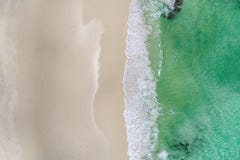La bei spiaggia e mare vuoti bianchi tropicali ondeggia visto da sopra Vista aerea della spiaggia delle Seychelles fotografia stock libera da diritti La bei spiaggia e mare vuoti bianchi tropicali ondeggia visto da sopra Vista aerea della spiaggia delle Seychelles fotografia stock libera da diritti