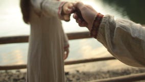 La bella coppia nell'amore che si tiene per mano e balla con garbo sul pilastro del lago Synevir della montagna Momento molto ten archivi video La bella coppia nell'amore che si tiene per mano e balla con garbo sul pilastro del lago Synevir della montagna Momento molto ten archivi video