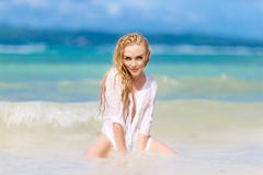 La bella donna bionda felice con capelli lunghi si è vestita nel bianco sopra immagini stock La bella donna bionda felice con capelli lunghi si è vestita nel bianco sopra immagini stock