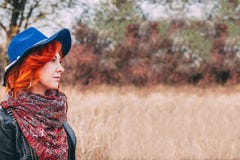 La bella donna cammina nel parco in tempo nuvoloso all'autunno fotografie stock libere da diritti La bella donna cammina nel parco in tempo nuvoloso all'autunno fotografie stock libere da diritti