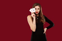 La bella donna caucasica in vestito nero con la mazza carda il gioco nel casinò fotografia stock libera da diritti La bella donna caucasica in vestito nero con la mazza carda il gioco nel casinò fotografia stock libera da diritti