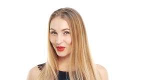 La bella donna inizia le notizie principali, prima che sia bordo di valvola, su bianco, fine su archivi video La bella donna inizia le notizie principali, prima che sia bordo di valvola, su bianco, fine su archivi video