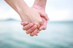 La bella giovane coppia sta facendo il cuore con le dita fotografie stock La bella giovane coppia sta facendo il cuore con le dita fotografie stock