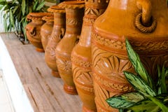 La bella mano ha elaborato i vasi di argilla catturati in dettaglio immagine stock libera da diritti La bella mano ha elaborato i vasi di argilla catturati in dettaglio immagine stock libera da diritti