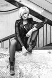 La bella ragazza audace in bomber neri oscilla lo stile fotografia stock libera da diritti La bella ragazza audace in bomber neri oscilla lo stile fotografia stock libera da diritti