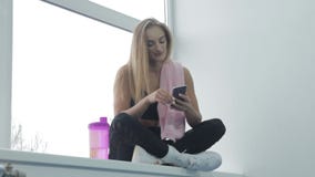 La bella ragazza che fa l'esercizio nella ragazza gymbeautiful intelligente fa il selfie su un telefono cellulare mentre si siede La bella ragazza che fa l'esercizio nella ragazza gymbeautiful intelligente fa il selfie su un telefono cellulare mentre si siede