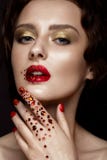 La bella ragazza con trucco di sera, le labbra rosse in cristalli di rocca e la progettazione manicure le unghie Fronte di bellez fotografia stock La bella ragazza con trucco di sera, le labbra rosse in cristalli di rocca e la progettazione manicure le unghie Fronte di bellez fotografia stock
