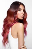La bella ragazza rosa-dai capelli nel movimento con arriccia perfettamente i capelli ed il trucco classico Fronte di bellezza immagini stock libere da diritti La bella ragazza rosa-dai capelli nel movimento con arriccia perfettamente i capelli ed il trucco classico Fronte di bellezza immagini stock libere da diritti