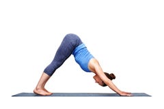 La bella ragazza sportiva degli Yogi di misura pratica il adhomukha SV di asana di yoga fotografie stock libere da diritti La bella ragazza sportiva degli Yogi di misura pratica il adhomukha SV di asana di yoga fotografie stock libere da diritti