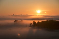 La belle aube lumineuse, le soleil monte au-dessus de la ville, la lumière traverse le brouillard image libre de droits La belle aube lumineuse, le soleil monte au-dessus de la ville, la lumière traverse le brouillard image libre de droits