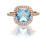 La belle bague à diamant avec le coussin bleu de pierre gemme de topaze bleue a coupé la pierre centrale image stock La belle bague à diamant avec le coussin bleu de pierre gemme de topaze bleue a coupé la pierre centrale image stock