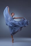 La belle danse de ballerine dans la longue robe bleue photographie stock La belle danse de ballerine dans la longue robe bleue photographie stock