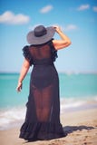 La belle femme adulte plus de taille apprécie des vacances d'été par la marche le long de la plage sablonneuse photos libres de droits La belle femme adulte plus de taille apprécie des vacances d'été par la marche le long de la plage sablonneuse photos libres de droits
