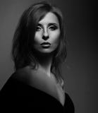 La belle femme avec le cou élégant et la nudité épaulent de mode b photo libre de droits La belle femme avec le cou élégant et la nudité épaulent de mode b photo libre de droits
