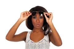 La belle femme dans des lunettes de soleil est étonnée photographie stock La belle femme dans des lunettes de soleil est étonnée photographie stock