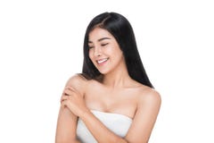 La belle femme entretient le visage de peau - posant au studio photographie stock libre de droits La belle femme entretient le visage de peau - posant au studio photographie stock libre de droits