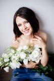 La belle fille avec un bouquet fleurit image libre de droits La belle fille avec un bouquet fleurit image libre de droits