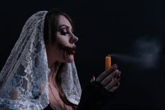 La belle fille dans un costume terrible de nonne souffle la bougie Portrait de femme avec le maquillage de Halloween Concept pour photo stock La belle fille dans un costume terrible de nonne souffle la bougie Portrait de femme avec le maquillage de Halloween Concept pour photo stock