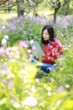 La belle fille de femme de nature chinoise asiatique mignonne heureuse en parc de ressort apprécient le livre lu de temps gratuit image stock La belle fille de femme de nature chinoise asiatique mignonne heureuse en parc de ressort apprécient le livre lu de temps gratuit image stock