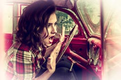 La belle fille de goupille- dans une chemise de plaid est effrayée et des cris, regardant le tachymètre dans la carlingue de photos libres de droits La belle fille de goupille- dans une chemise de plaid est effrayée et des cris, regardant le tachymètre dans la carlingue de photos libres de droits