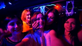 La belle fille à la partie font le selfie - anniversaire de disco banque de vidéos La belle fille à la partie font le selfie - anniversaire de disco banque de vidéos