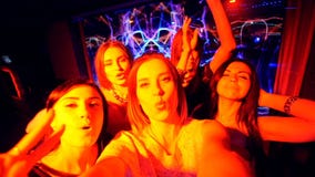 La belle fille à la partie font le selfie - anniversaire de disco clips vidéos La belle fille à la partie font le selfie - anniversaire de disco clips vidéos