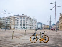 La bicyclette s'est garée sur le fond de paysage urbain à Vienne, Autriche Saison de l'hiver images libres de droits La bicyclette s'est garée sur le fond de paysage urbain à Vienne, Autriche Saison de l'hiver images libres de droits