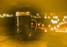 La birra è un fondo scuro e confuso fotografia stock La birra è un fondo scuro e confuso fotografia stock
