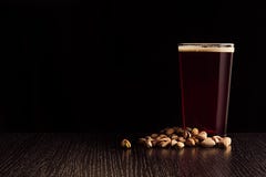 La bière anglaise et les casse-croûte rouges de bière photo stock La bière anglaise et les casse-croûte rouges de bière photo stock