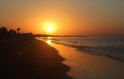 La bola anaranjada del sol sube lentamente sobre el mar Mediterráneo apacible fotografía de archivo libre de regalías La bola anaranjada del sol sube lentamente sobre el mar Mediterráneo apacible fotografía de archivo libre de regalías