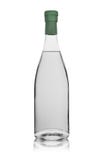 La botella de cristal con la bebida alcohólica descolorida transparente selló Aislado en un fondo blanco con la reflexión fotografía de archivo La botella de cristal con la bebida alcohólica descolorida transparente selló Aislado en un fondo blanco con la reflexión fotografía de archivo