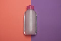 La bouteille cosm?tique de soins de la peau, le produit pour nettoyer et le maquillage enl?vent, vue sup?rieure, fond de couleur images stock La bouteille cosm?tique de soins de la peau, le produit pour nettoyer et le maquillage enl?vent, vue sup?rieure, fond de couleur images stock