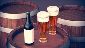 La bouteille et le verre à bière wodden dessus le baril photographie stock libre de droits La bouteille et le verre à bière wodden dessus le baril photographie stock libre de droits