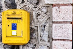La boîte jaune de courrier sur le mur de montagne photo libre de droits La boîte jaune de courrier sur le mur de montagne photo libre de droits