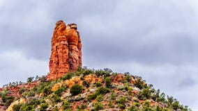 La butte grande de grès a appelé Chimney Rock à la ville de Sedona en Arizona du nord photo stock La butte grande de grès a appelé Chimney Rock à la ville de Sedona en Arizona du nord photo stock