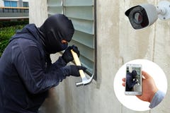 La capture et le disque de vidéo surveillance ont attrapé le voleur masqué avec le téléphone portable de participation de marteau image stock La capture et le disque de vidéo surveillance ont attrapé le voleur masqué avec le téléphone portable de participation de marteau image stock