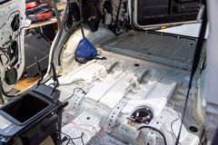 La carrosserie démontée, à l'intérieur de SUV blanc, avec des pièces et des éléments intérieurs a enlevé, préparé à la restaurati photo libre de droits La carrosserie démontée, à l'intérieur de SUV blanc, avec des pièces et des éléments intérieurs a enlevé, préparé à la restaurati photo libre de droits