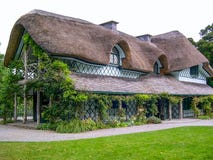 La casa tradizionale irlandese del cottage con il tetto ricopre di paglia, l'Irlanda Fotografie Stock La casa tradizionale irlandese del cottage con il tetto ricopre di paglia, l'Irlanda Fotografie Stock