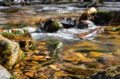 La cascada de la roca de un río fluído fotografía de archivo La cascada de la roca de un río fluído fotografía de archivo