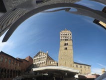 La catedral de Pistóia del santo Zeno y del campanario reflejó por el espejo esférico Pistóia, Toscana Italia fotografía de archivo libre de regalías La catedral de Pistóia del santo Zeno y del campanario reflejó por el espejo esférico Pistóia, Toscana Italia fotografía de archivo libre de regalías