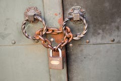 La cerradura aherrumbrada vieja del metal en cadenas Fotos de archivo libres de regalías La cerradura aherrumbrada vieja del metal en cadenas Fotos de archivo libres de regalías