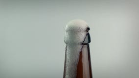 La cerveza se abre y hace espuma La cerveza se abre y hace espuma