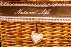 La cesta se teje de los materiales naturales, artículos decorativos para el hogar fotos de archivo La cesta se teje de los materiales naturales, artículos decorativos para el hogar fotos de archivo