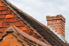 La cheminée endommagée a besoin de l'extérieur de construction de vieux dessus de toit de réparation photographie stock La cheminée endommagée a besoin de l'extérieur de construction de vieux dessus de toit de réparation photographie stock
